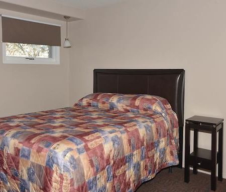 Thunderhill Motel And Suites Swan River Exterior photo